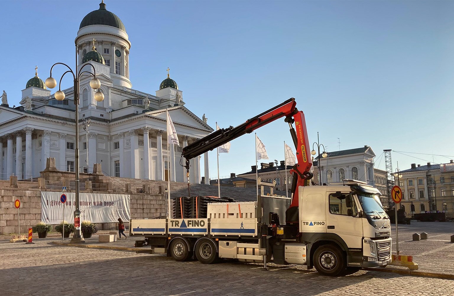 Trafinon liikennetarvikkeita toimituksessa työmaalle