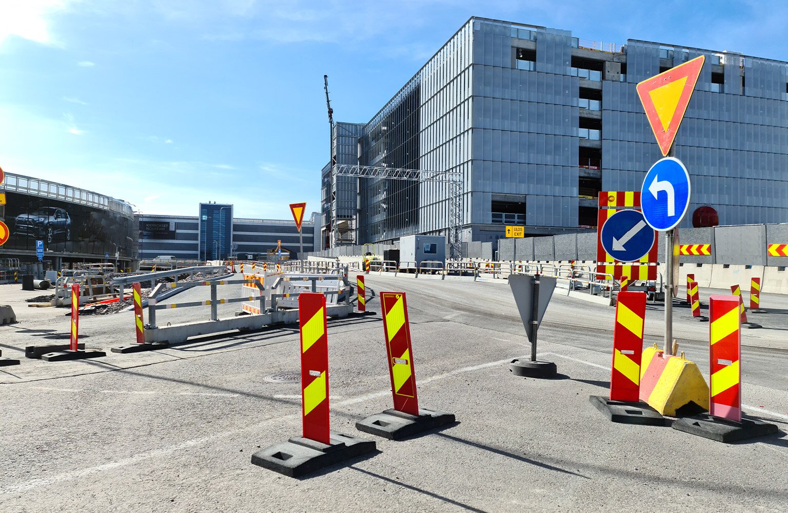 Liikenteen ohjaustarvikkeita asennettuna tietyömaalla